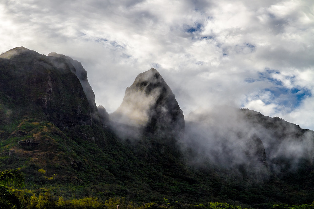Pu'u Konanae ridge in cloud